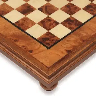 Schaakbord op voet in brierhout en iepenhout, detail van een hoek en gedraaide poot