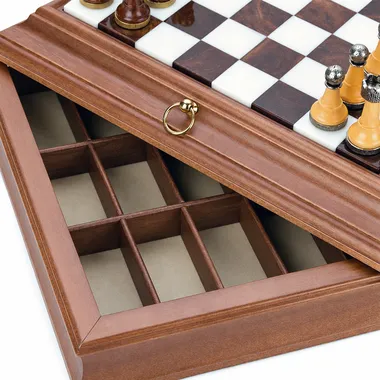 Open schaakbord met zicht op de stukken en met vilt beklede opbergvakken