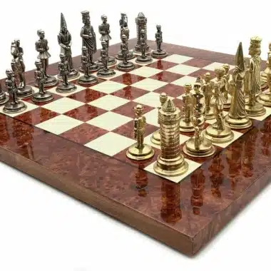 Set Camelot Koning Arthur VI Schaakbord van Iepen- en Heidehout en Schaakspel in Metaal