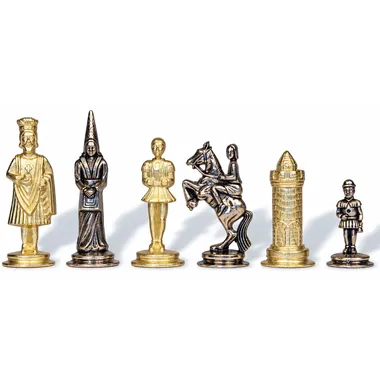 Camelot schaakstukken in goud en zilver, pion en paard in detail