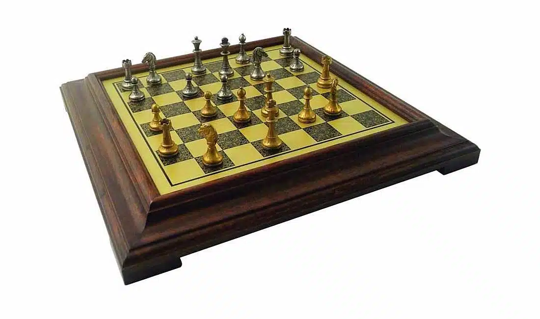 Ensemble "Mignon Flower III" Echiquier sur Pied en Bois Massif Effet Laiton et Jeu d'Echecs en Métal Massif