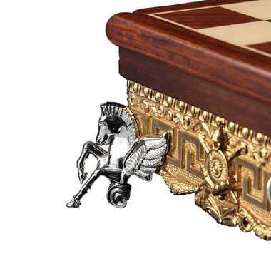 Detail van een zilverkleurige metalen poot in de vorm van een gevleugeld paard