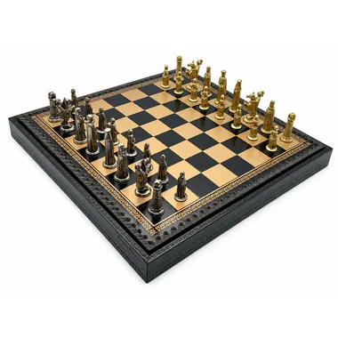 Medieval V set: schaakbord van kunstleer met schaakstukken van massief metaal