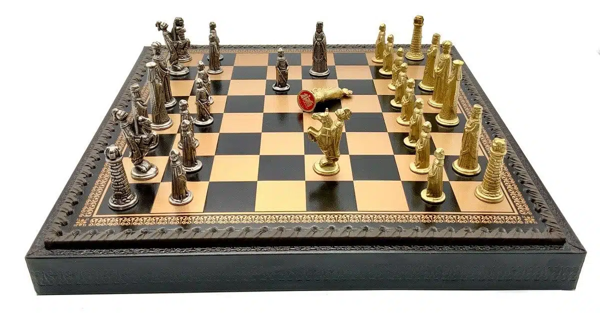 Middeleeuwse Set V Schaakbord in Kunstleer & Schaakspel in Massief Metaal - Afbeelding 3
