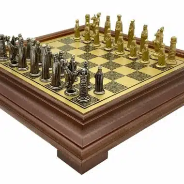 Middeleeuws Ensemble VI Schaakbord op Voet in Hout en Metalen Schaakstukken