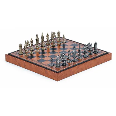 Compleet Camelot Koning Arthur schaakspel op houten kist, diagonaal