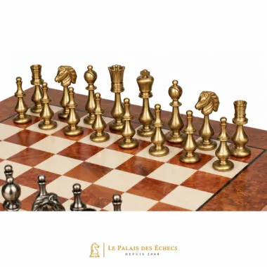 Pièces d'échecs dorées en laiton sur échiquier en bois d'orme et de bruyère