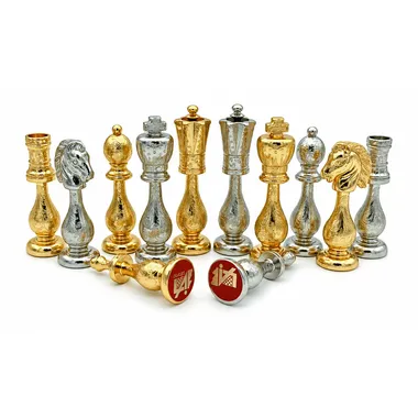 Gouden en zilveren metalen stukken met gegraveerde voetstukken en rood detail