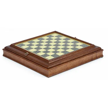 Schaakbord van hout met messingeffect, zicht op de gesloten kist