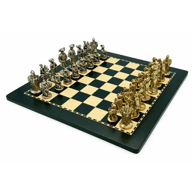 Houten schaakbord met metalen Lanzichenecchi III schaakstukken speelklaar opgesteld