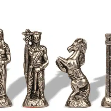 Zilverkleurige stukken van de Barbaren, dame, paard, loper en toren, op witte achtergrond