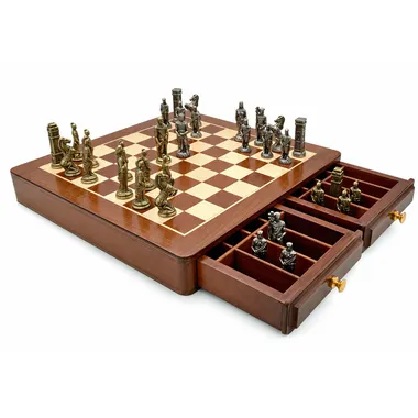 Houten schaakbord met geopende lade met opgeborgen metalen stukken