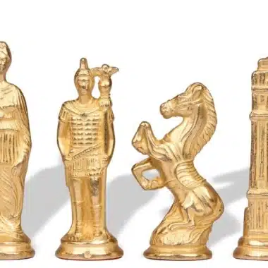 Goudkleurige stukken van de Romeinen, dame, paard, loper en toren, op witte achtergrond
