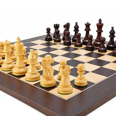 Atlantic II-set in speelopstelling op het wengé-schaakbord