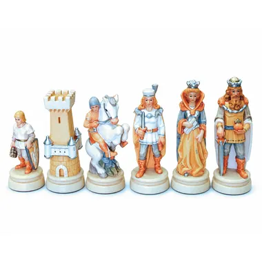 Schaakstukken Bergame oranje kant op een licht en donker houten schaakbord