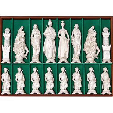 Close-up van gesneden Renaissance houten figuren, koningen en pionnen
