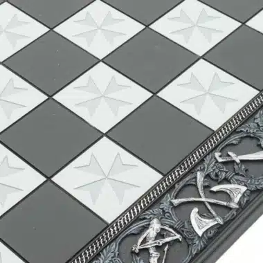Tempelier-schaakbord, detail van de hoek met ridderfiguren en gebeeldhouwde wapens
