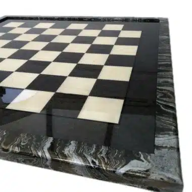 Alternative view of Modern Staunton XL Schaakbord in Groen Esdoornhout & Schaakspel in Messing en Hout met Goud- en Zilverbekleding