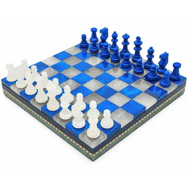 Compleet schaakspel in blauw en wit marmer, totaalbeeld op de kist