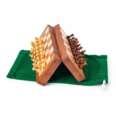 Magnetisch houten reisschaakspel, driehoekig opengeklapt op groen zakje