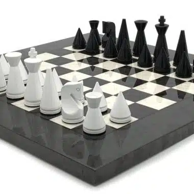 Set Moderne Piramide Grijs Schaakbord in Bruyèrehout en Esdoorn & Schaakspel in Gelakt Zwart-Wit Hout