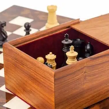 Coffret de rangement en bois de rose doublé de feutrine rouge avec pièces noires et blanches