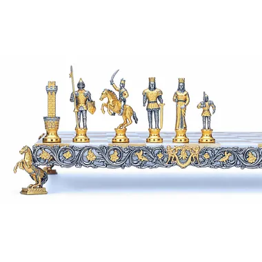 Set "Karel de Grote Keizer van het Heilige Roomse Rijk" Schaakbord en Schaakspel in Brons, Onyx en 24-Karaats Goud