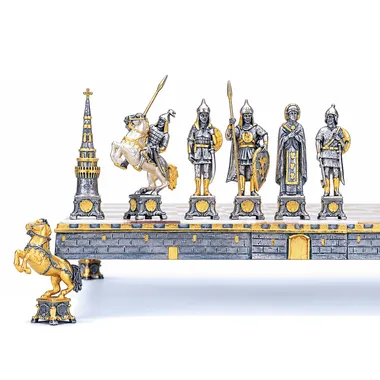 Set "Dmitri Donskoj, Russische vorst uit de XVe eeuw", schaakbord en schaakspel in brons, onyx en 24-karaats goud