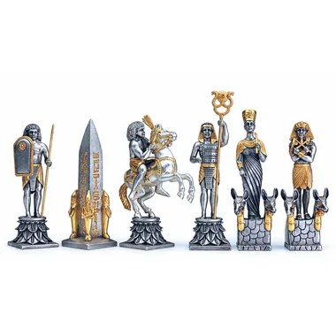 Gouden en zilveren Egyptische stukken: obelisk, paard, farao en koningin