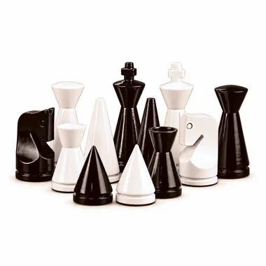 Compleet schaakspel Pyramide Moderne opgesteld op een donkere tafel