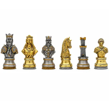 Schaakstukken met middeleeuwse bustes, gouden en zilveren afwerking op een rij