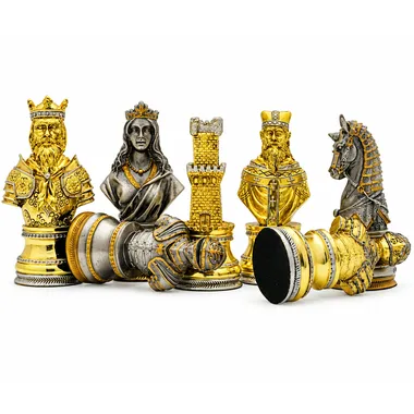 Detail van gouden en zilveren stukken, koning, dame, toren en paard