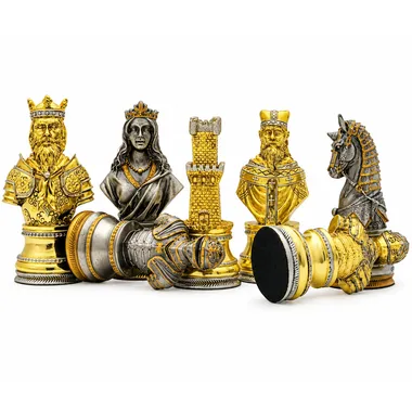 Stukken met middeleeuwse bustes, koning, dame, toren en paard verguld en verzilverd