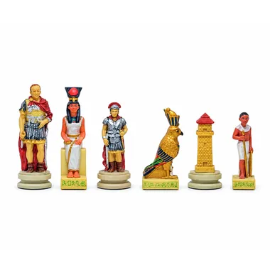 Beschilderde schaakstukken met Romeinen en Egyptenaren naast elkaar