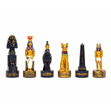 Egyptische schaakstukken in goud en zwart naast elkaar op witte achtergrond