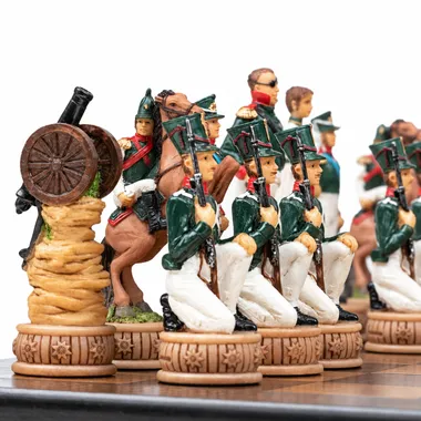 Detail van de hars schaakstukken, kanon en beschilderd paard met ruiter