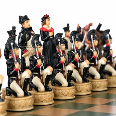 Napoleon-schaakstukken tegenover de zwarte soldaten op het houten schaakbord