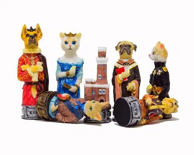 Ensemble "Chiens et Chats " Echiquier en Bois de Rose avec Tiroir de Rangement & Jeu d'Echecs en Résine Peint à la Main