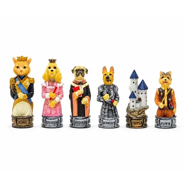 Schaakstukken honden tegen katten, koning, dame, loper, paard, toren en pion op een rij
