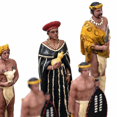Schaakstukken in hars, Zoeloe-figuren met traditionele hoofdtooi en dracht