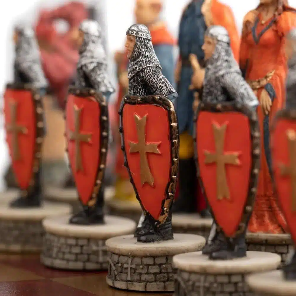 Set Robin Hood Schaakbord in Kunstleer & Handgeschilderd Schaakspel in Hars - Afbeelding 6