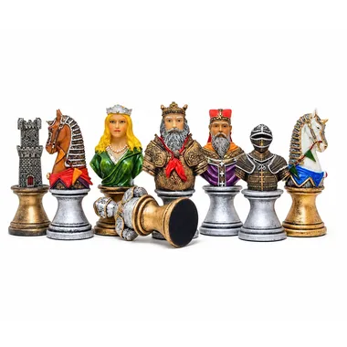 Handgeschilderde schaakstukken van hars met koningen, dames, paarden en toren