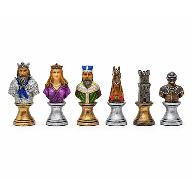 Schaakstukken van beschilderde hars, middeleeuwse bustes van koningen, dames en paarden