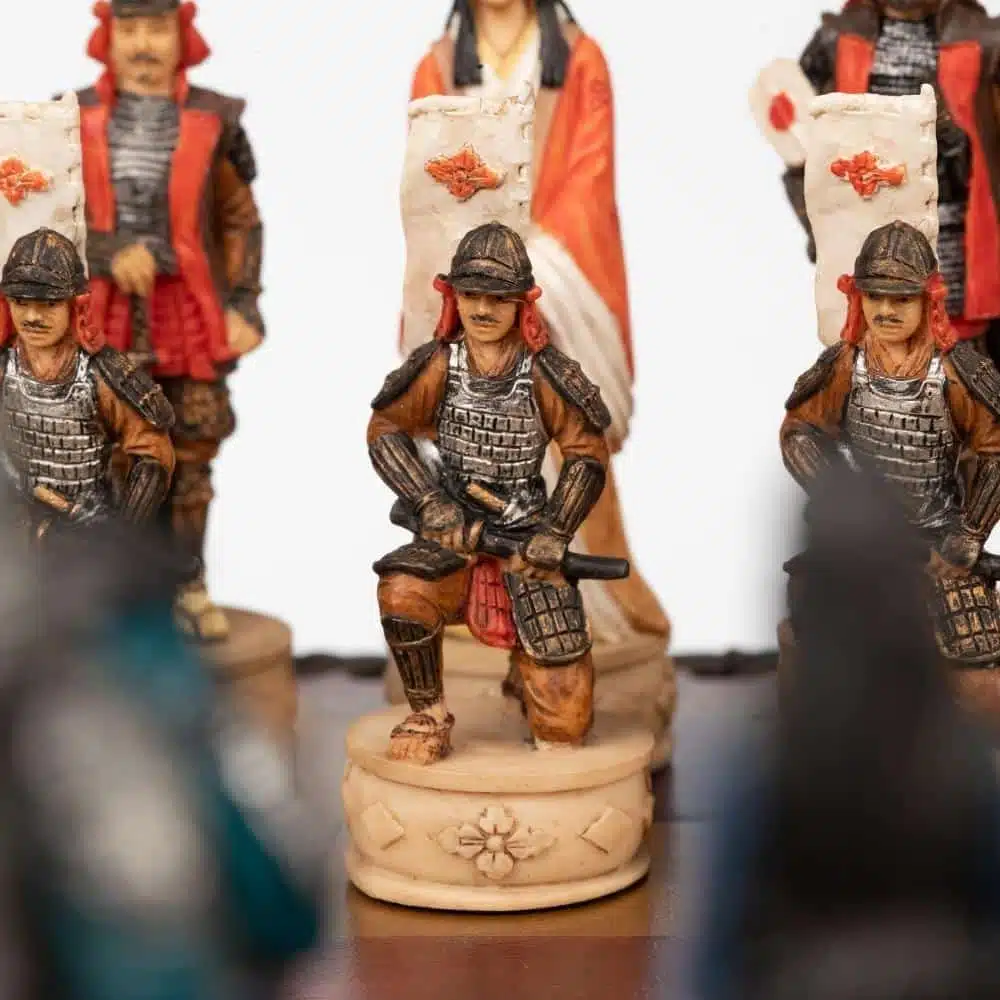 Samurai Set Schaakbord Opbergkist in Kunstleer en Handbeschilderd Schaakspel van Hars - Afbeelding 3