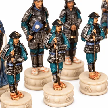 Samoerai-schaakstukken van beschilderd hars, detail van soldaten in blauw harnas