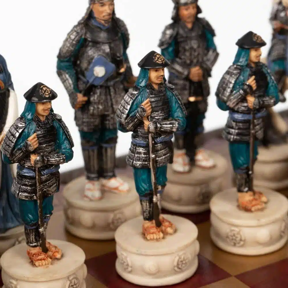 Samurai Set Schaakbord Opbergkist in Kunstleer en Handbeschilderd Schaakspel van Hars - Afbeelding 2