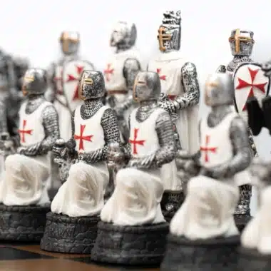 Pièces blanches du jeu « Templier II » avec croix rouges, alignement sur l'échiquier