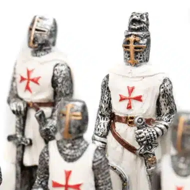 Pièce blanche du jeu « Templier II », casque et croix gravés en détail