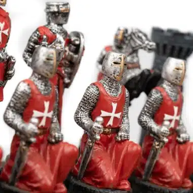 Pièces templières rouges avec cavalier noir en arrière-plan flou