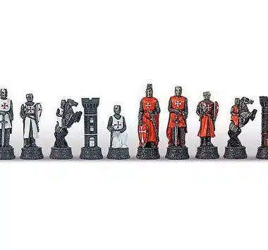Ensemble complet des pièces d'échecs templières, rouges et blanches alignées